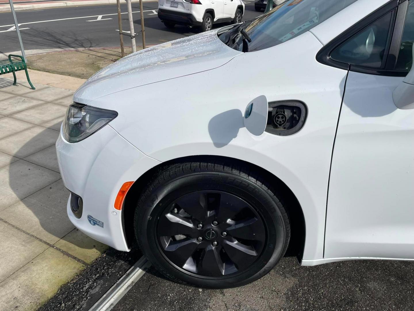 2020 WHITE /RED Chrysler Pacifica Hybrid Limited (2C4RC1N71LR) with an 3.6L V6 DOHC 24V HYBRID engine, CVT transmission, located at 744 E Miner Ave, Stockton, CA, 95202, (209) 944-5770, 37.956863, -121.282082 - PLUS TAXES AND FEES - Photo#4